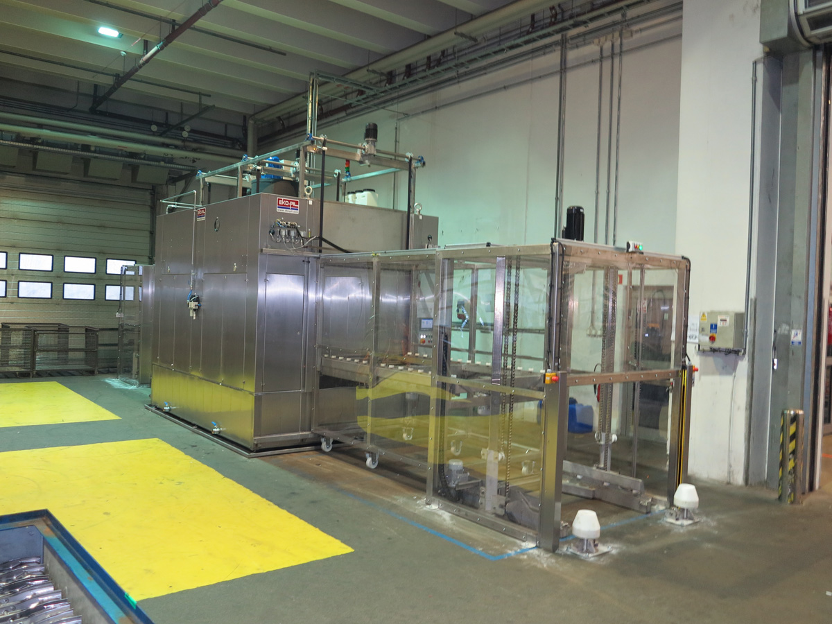 KMPN 2x1200 Myjka dwukomorowa do koszy, gitterboksów, palet gitterbox, skrzyń. Przemysłowa myjka komorowa z automatycznym załadunkiem.